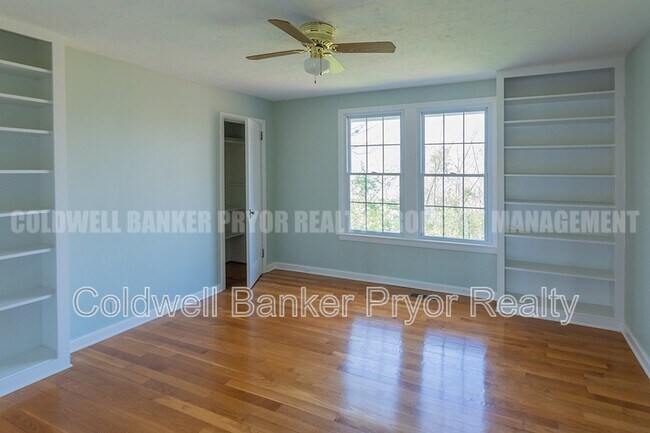 Building Photo - 323 Walsh Rd