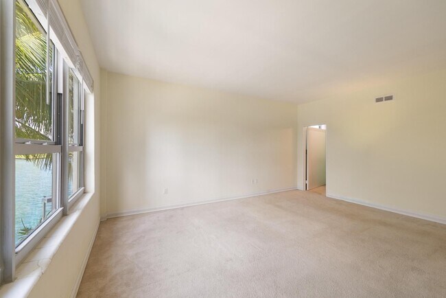 Building Photo - 9102 W Bay Harbor Dr