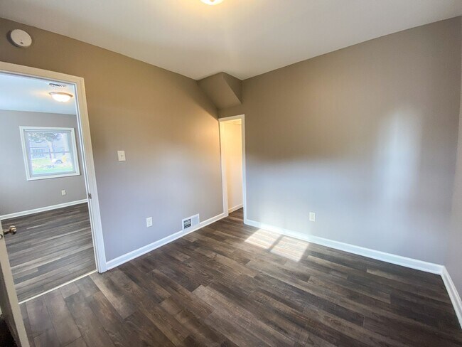 Building Photo - 2 Bedroom Single Family