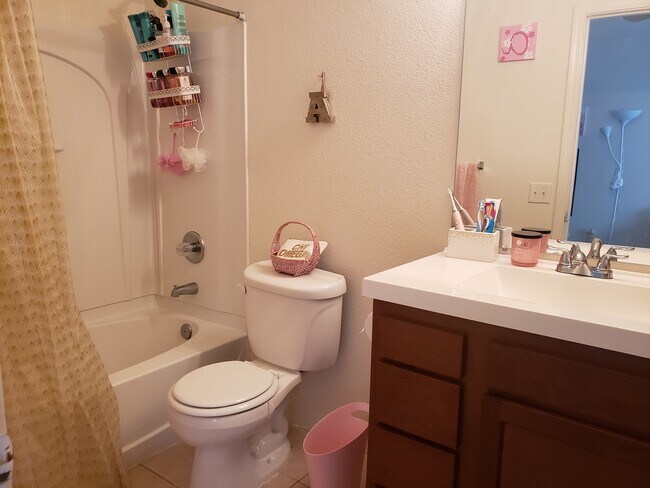 Building Photo - 842 E Lester St