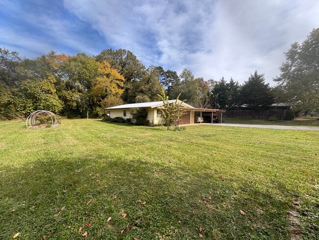 Building Photo - 920 Wesley Rd NW