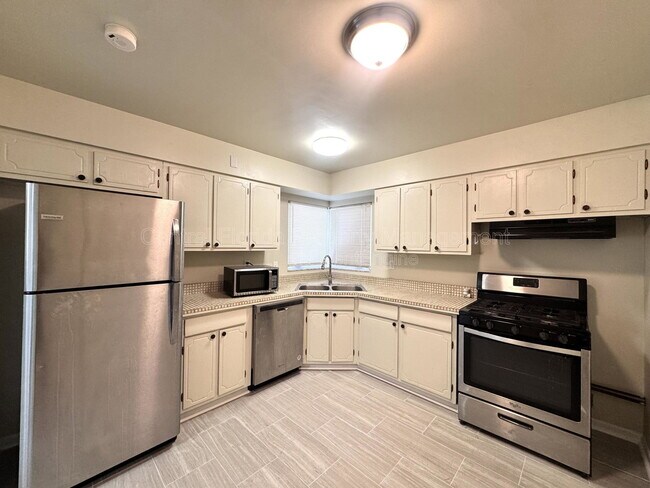 Building Photo - 1074 Gerona Ave
