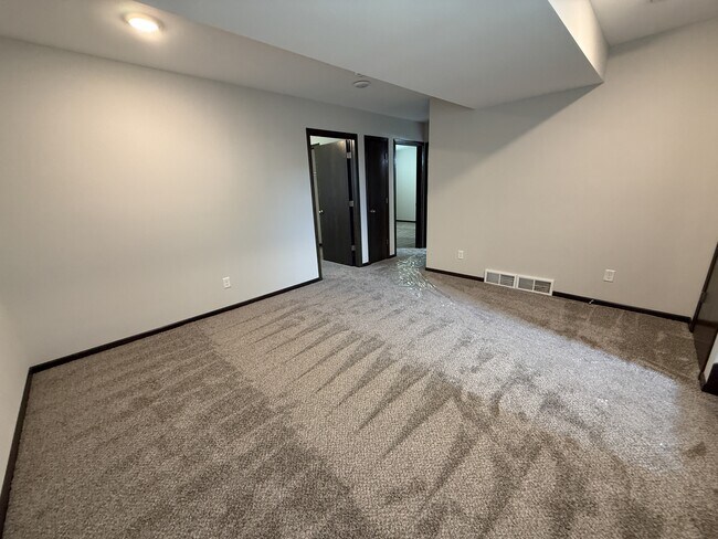 Building Photo - 924 Waters Edge Ct