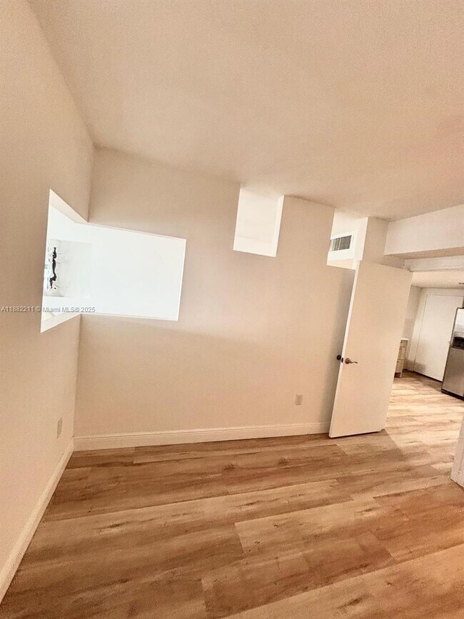 Building Photo - 801 Brickell Bay Dr