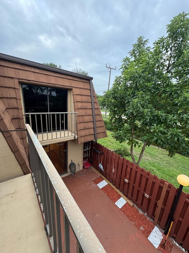 Building Photo - 1458 N Lawnwood Cir