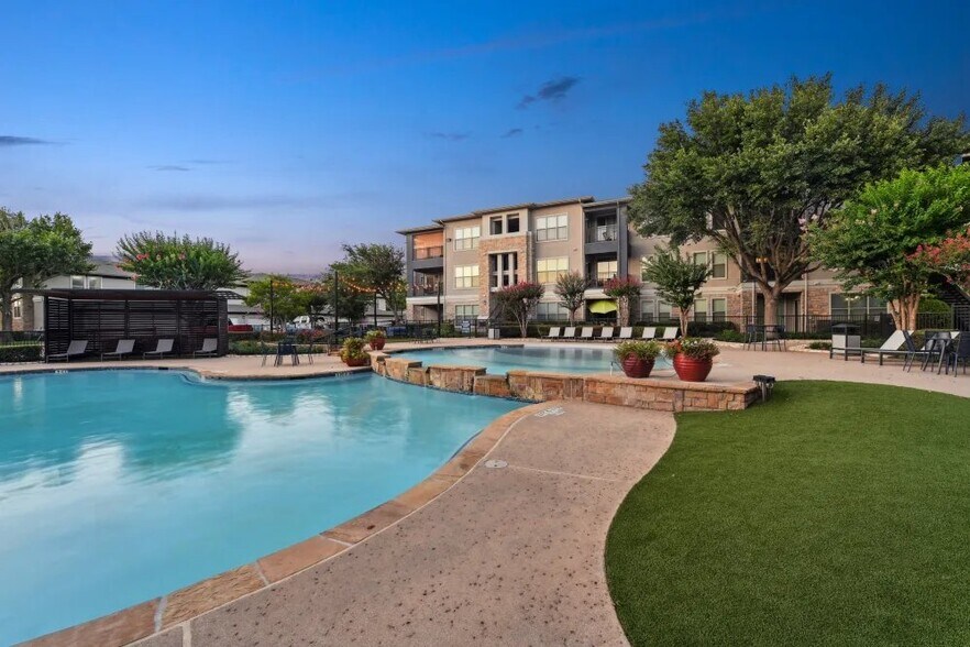 Building Photo - 7301 Oakmont Blvd