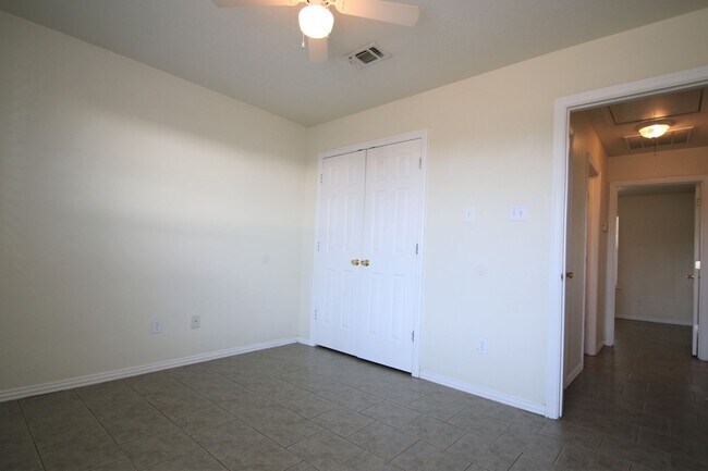 Building Photo - 417 N Blue Jay Ct