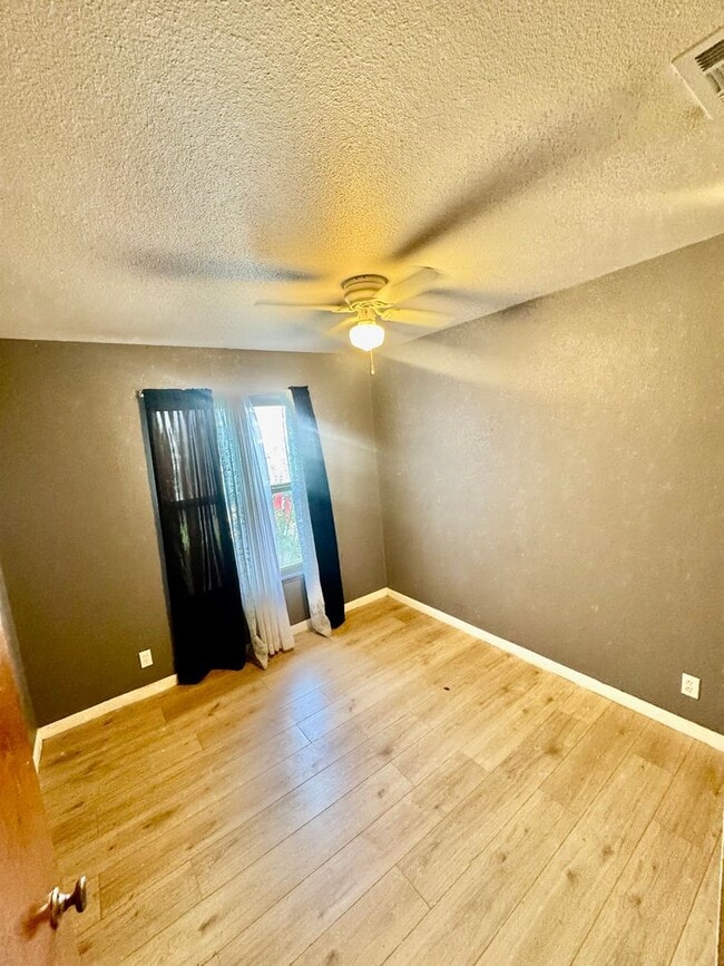 Building Photo - Lexington Subdivision-3/2-Move in ready! Call and schedule today!