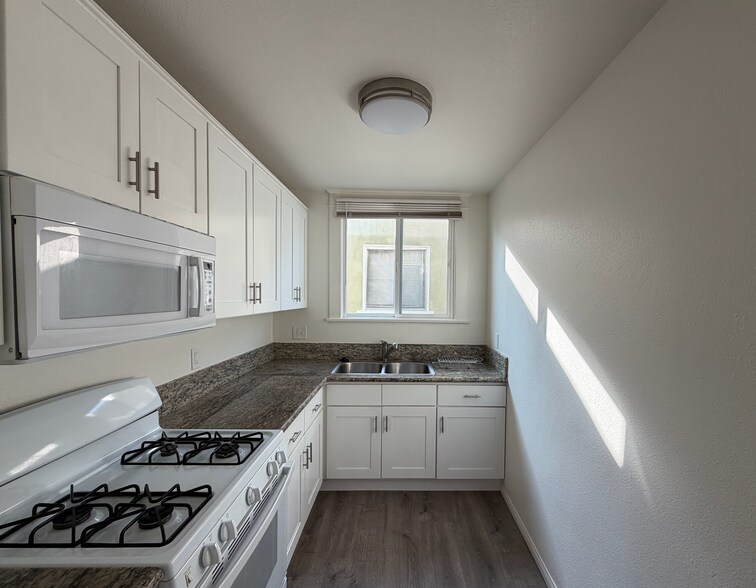 Building Photo - 420 N Rose Pl