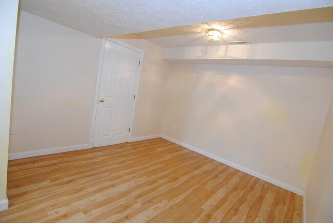 Building Photo - 68 Georgetown Dr