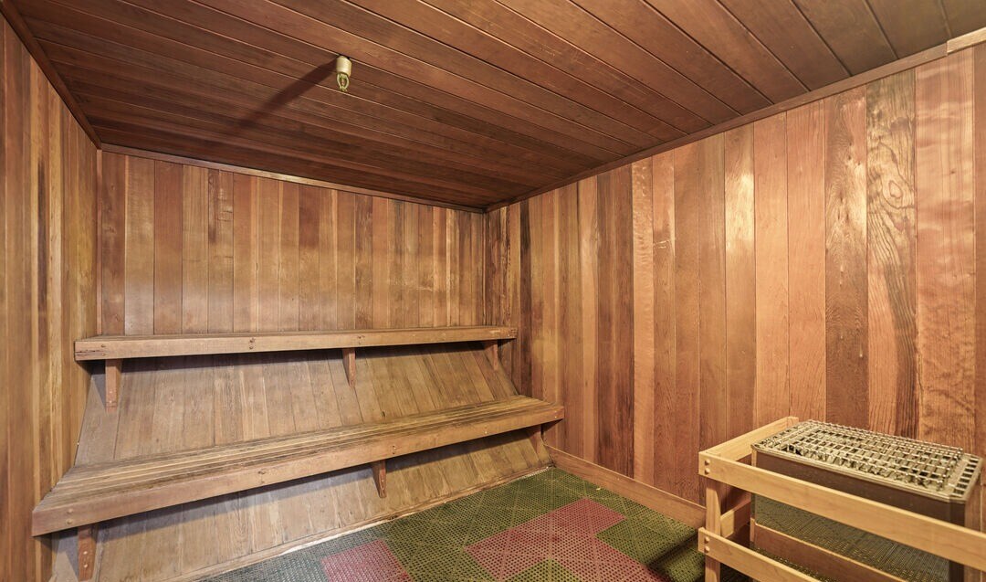 Sauna - 8530 Holloway Dr