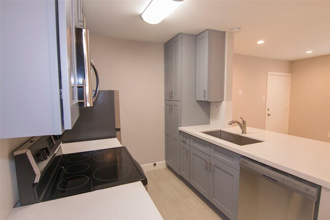 Building Photo - 2201 Fountain View Dr