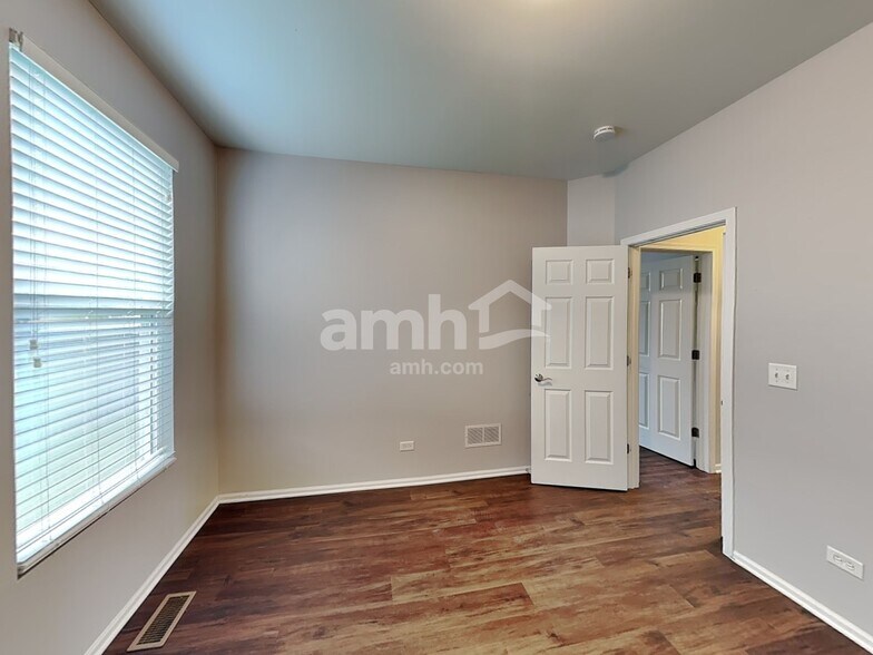 Building Photo - 1400 Bridgehampton Dr