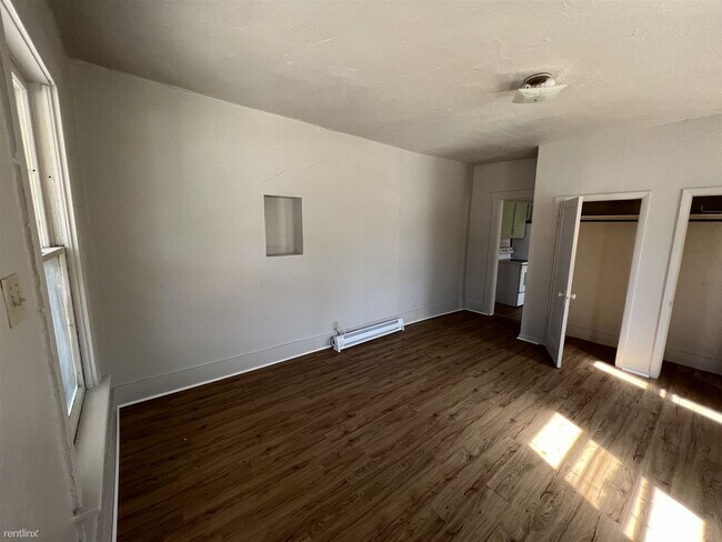 Building Photo - 1 br, 1 bath Triplex - 900 Elm Street 2
