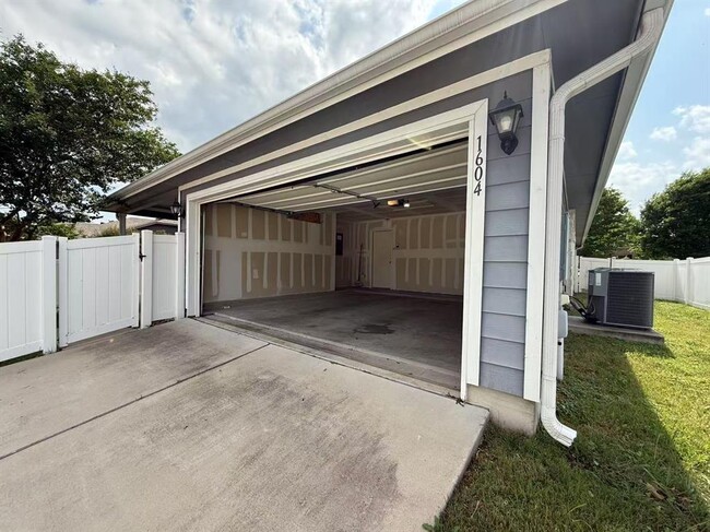 Building Photo - 1604 Colorado Bend Dr