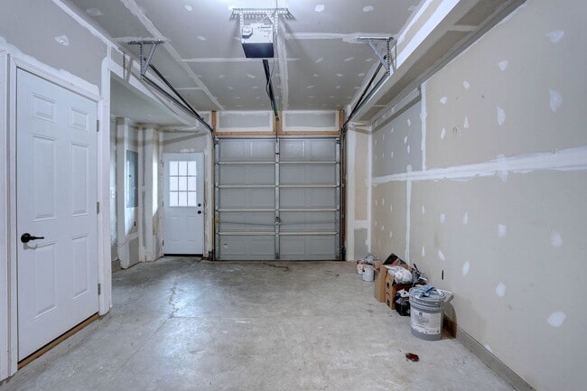 Building Photo - 3BR, 3BA, 1-Car Garage Townhome in Howard Square