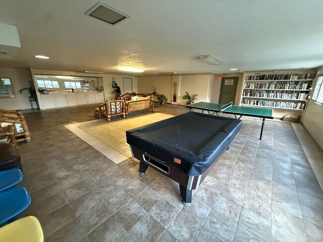 Building Photo - Beautiful High-Rise 1 Bedroom in Waikiki with Covered Parking