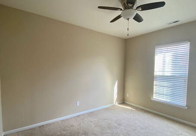 Building Photo - 4BD/3.5BA Gorgeous End Unit Townhouse with...