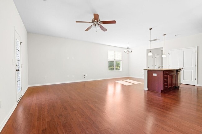 Building Photo - Well Maintained End Unit Townhome with Community Pool! Available July 14th!