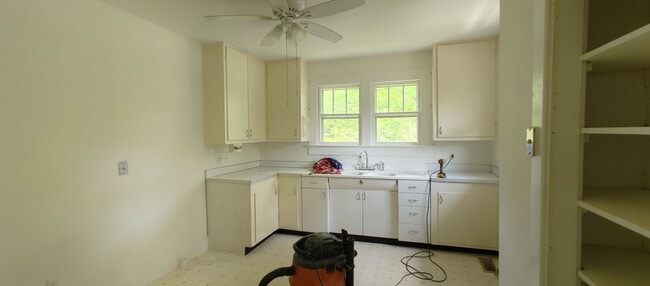Building Photo - Affordable Downtown 3 Bedroom Rental