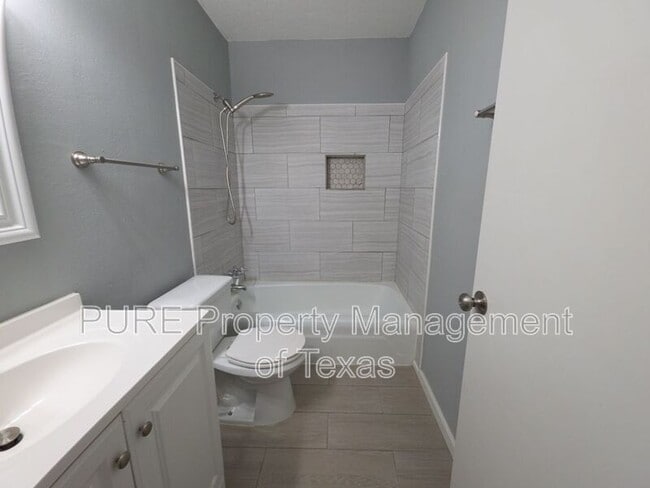 Building Photo - 5808 Wellington Dr