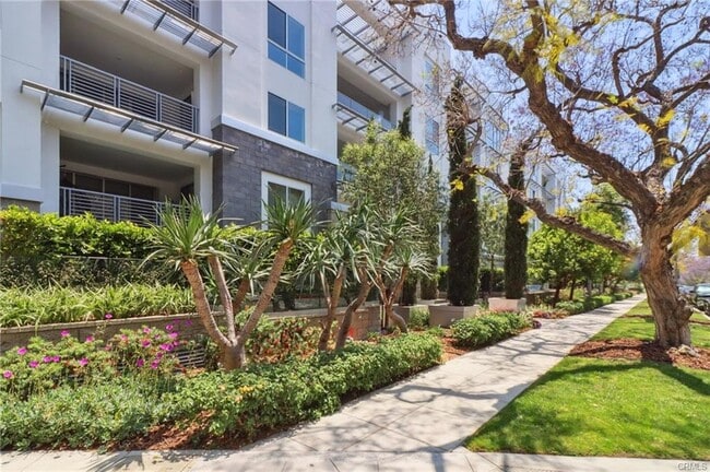 Building Photo - 460 N Palm Dr