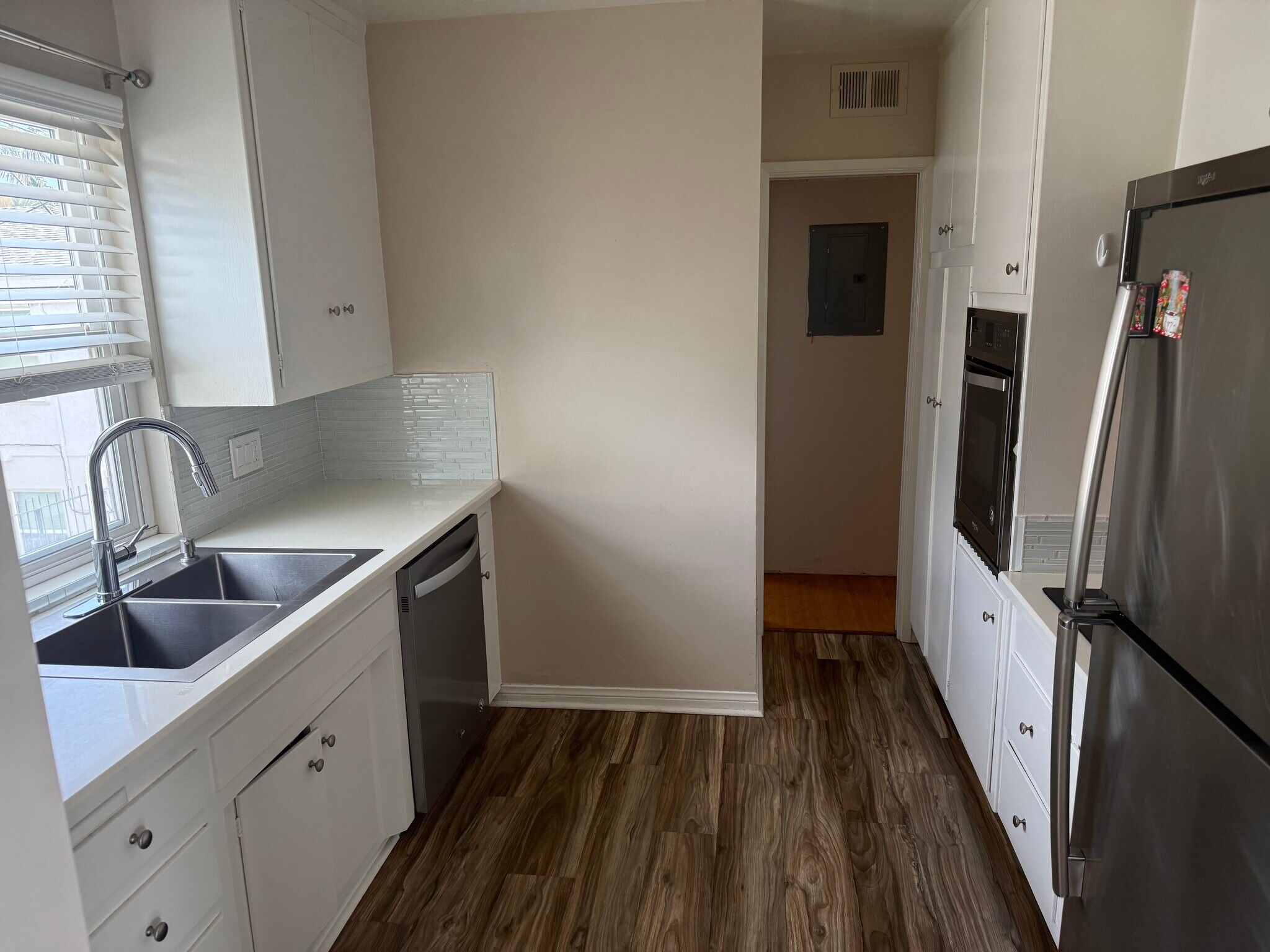 Building Photo - 1227 E 1st St