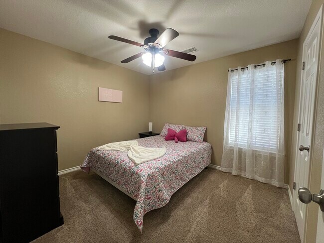 Building Photo - 5211 Blue Haven Dr