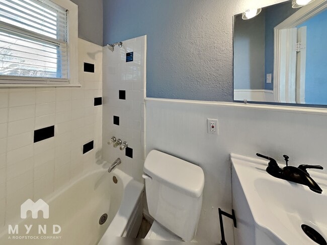 Building Photo - 4624 Junius St