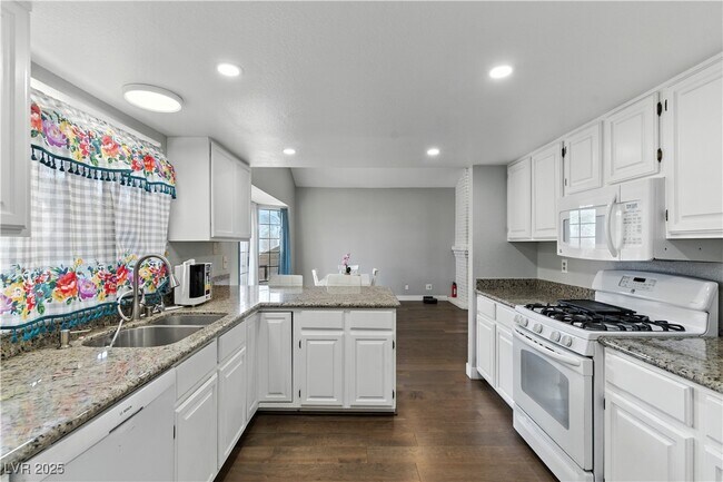 Building Photo - 3280 Dayflower St