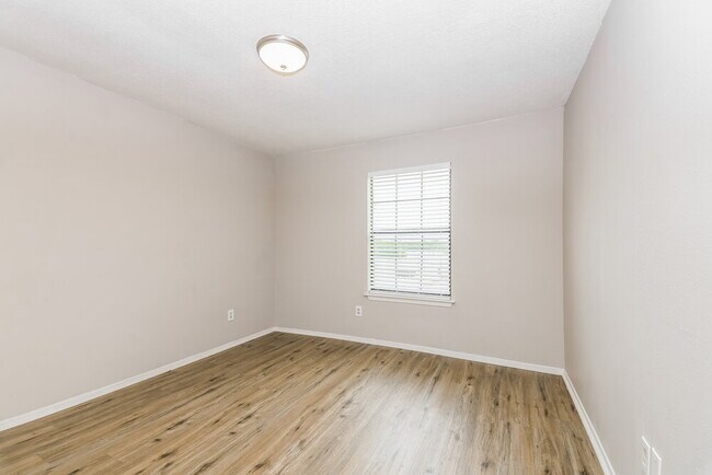 Building Photo - 2325 Woodhollow Ave