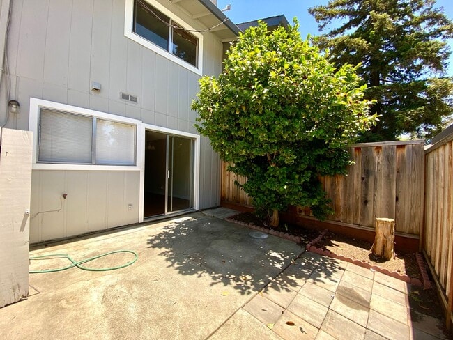 Building Photo - COMING SOON! $2790 - GORGEOUS 2 BEDROOM TOWNHOUSE IN PARKMONT AREA OF CENTRAL FREMONT