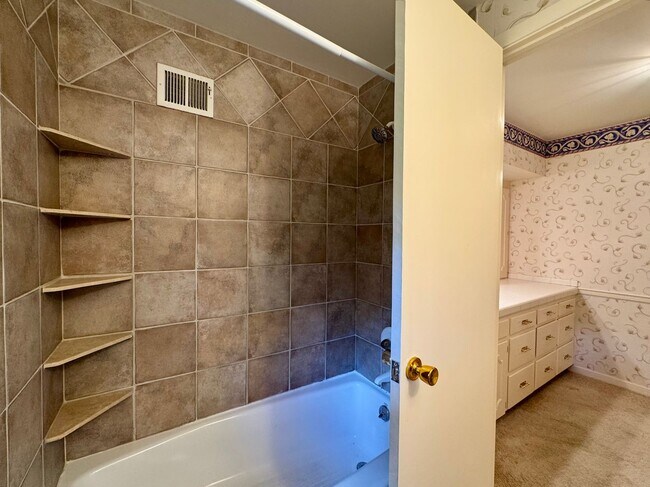 Building Photo - Rare lease opportunity in Leawood + Spacio...