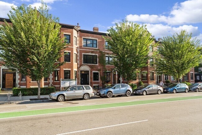 Building Photo - 903 Beacon St
