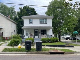 Building Photo - 934 Silvercrest Ave