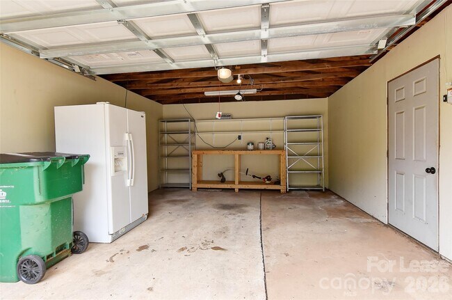 Building Photo - 420 Seneca Pl