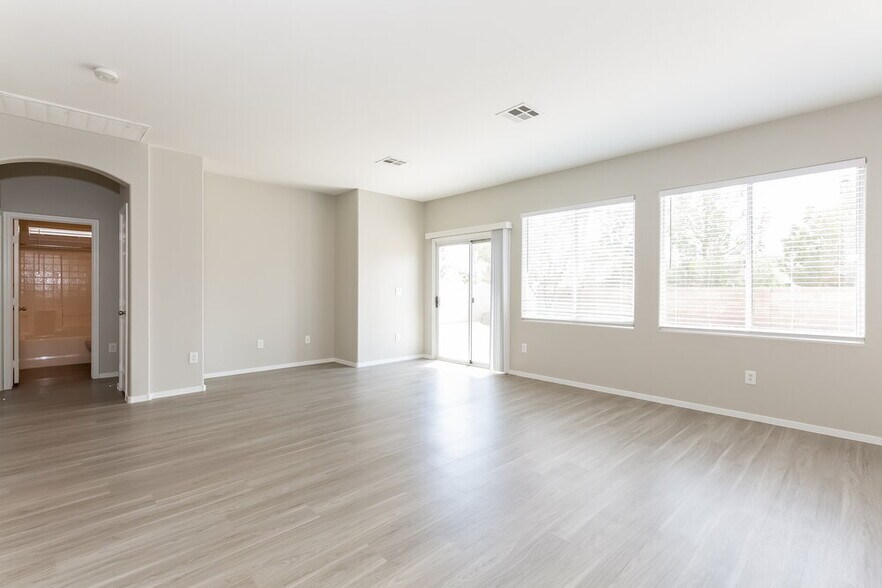 Building Photo - 1015 Cove Palisades Dr