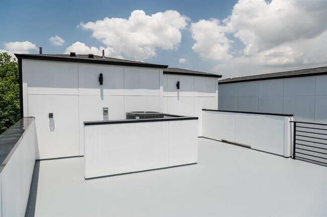 Building Photo - 3110 Live Oak St