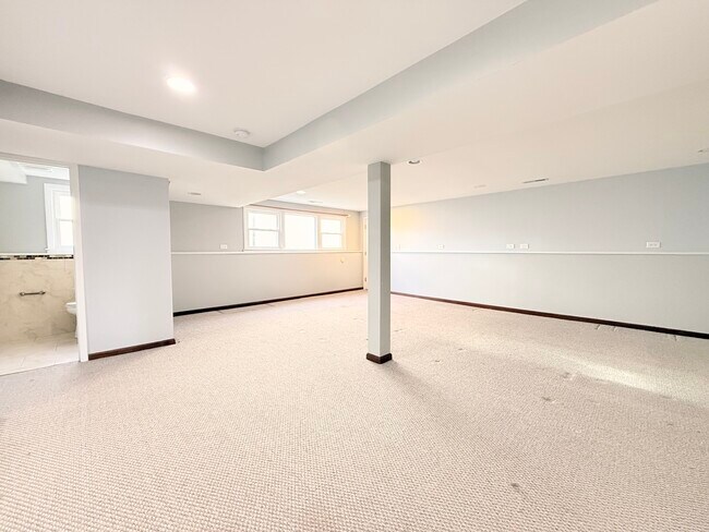 Building Photo - 724 Burning Tree Ln