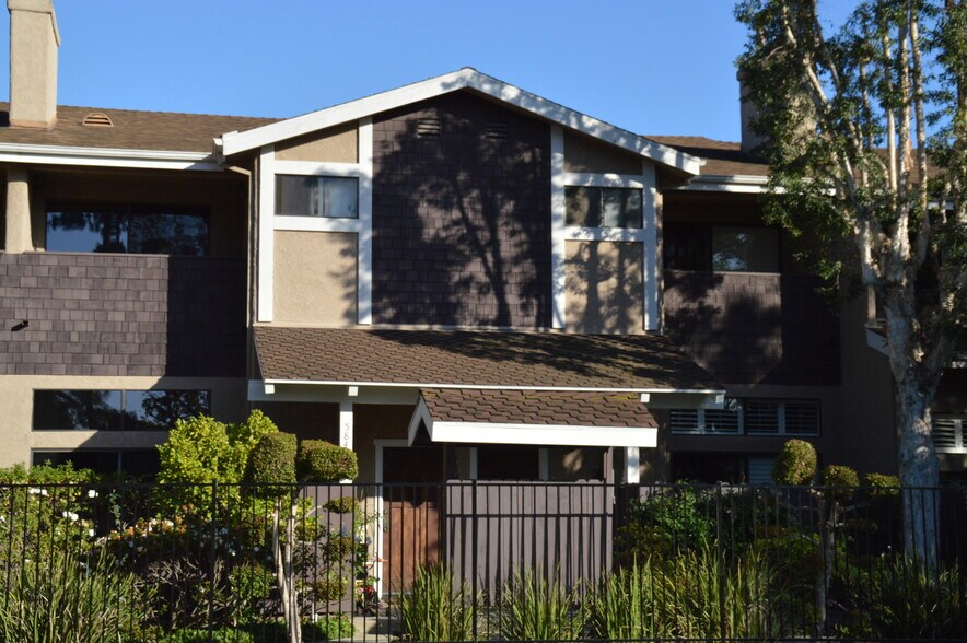 Building Photo - 5848 Canterbury Dr