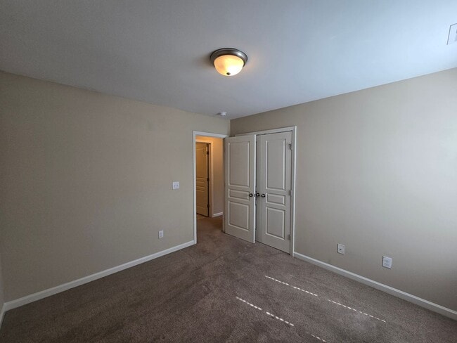 Building Photo - Spacious 4BR, 2.5BA Home with Screened Pat...