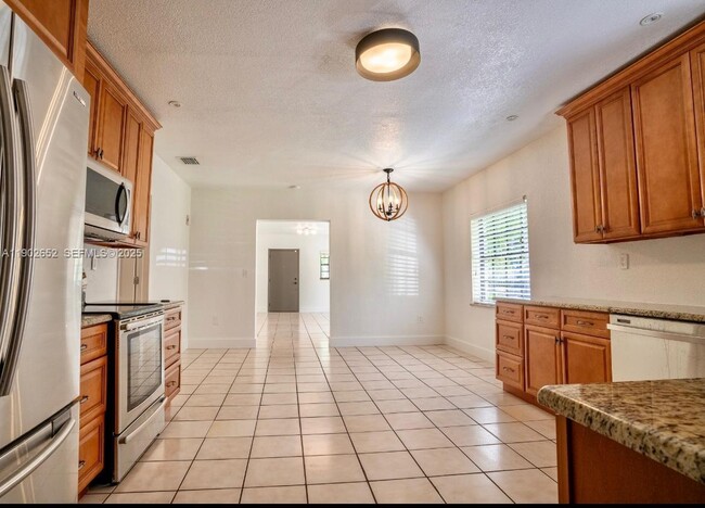 Building Photo - 2121 SW 13th Ave