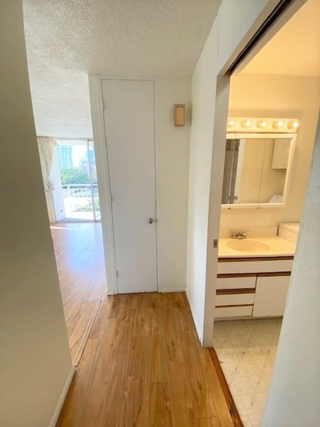 Building Photo - One bedroom with parking in Waikiki