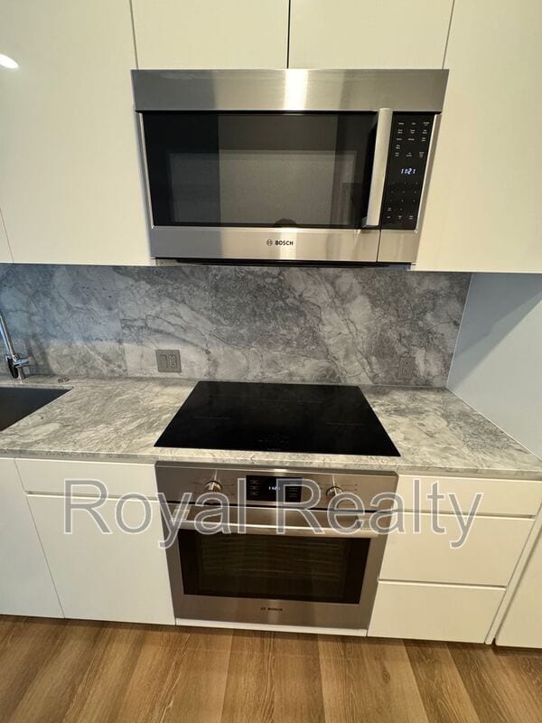 Building Photo - 987 Queen St