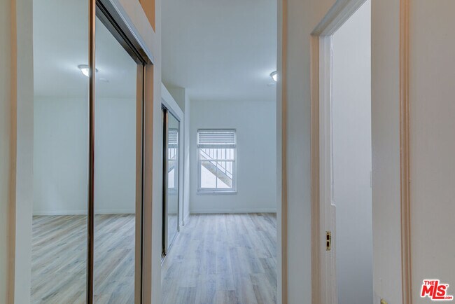 Building Photo - 320 S Reeves Dr