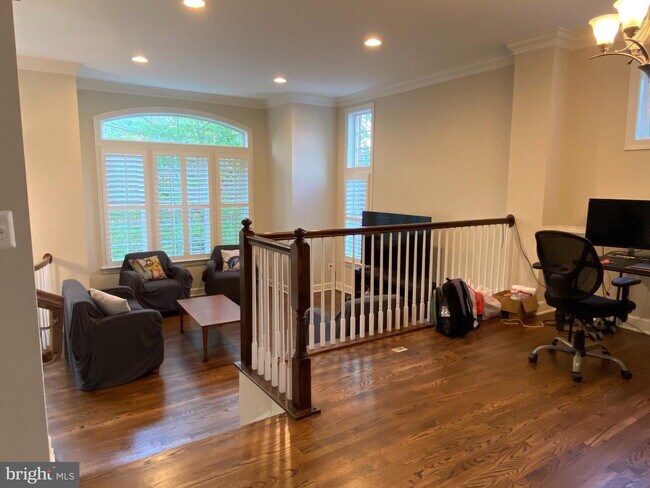 Building Photo - Bright & Spacious End-Unit Townhouse with Two-Car Garage!