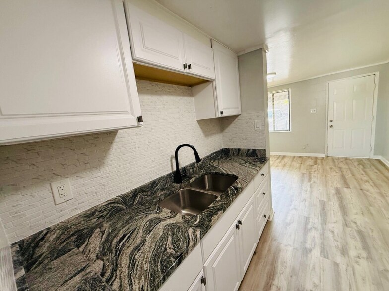 Building Photo - 314 7th Ave NE