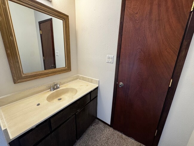 Building Photo - Great 1 Bedroom Near Rust Medical Center