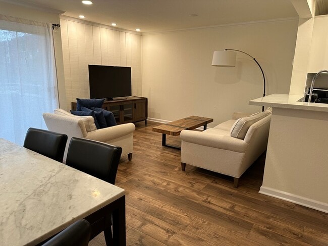 Building Photo - 204 Larkspur Plaza Dr