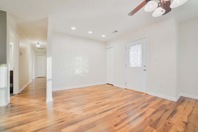 Building Photo - 398 Shady Brook Dr